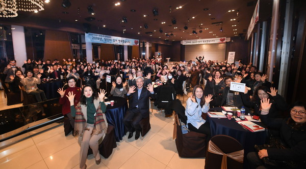 오산시(시장 곽상욱)가 오산 컨벤션에서 ‘2019년 오산시 평생교육 성과공유회’ 개최를 기념하고 있다.(사진제공=오산시청)
