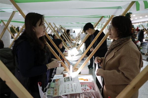 화성시(시장 서철모)가 1층 로비에서 사회적경제 공공구매 상담회 진행을 기념하고 있다.(사진제공=화성시청)