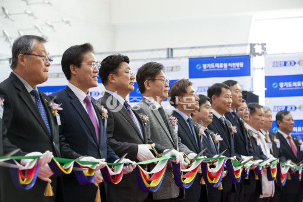 경기의료원 이천병원이 지난 24일 개원식을 갖고, ‘심뇌혈관센터’ 등 전문센터와 300병상 등의 규모를 갖춘 ‘경기동부지역 거점공공병원’으로서의 힘찬 출발을 알렸다. (사진제공=경기도청)