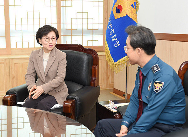 이화순 경기도 행정2부지사가 지난 24일 경기북부지방경찰청을 방문, 도민들의 안전 확보에 최선을 다하고 있는 의무경찰을 위문했다. (사진제공=경기도청)
