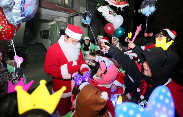 지난 23일 백군기 용인시장은 성탄절을 맞아 저소득 가정 아동들에게 특별한 추억을 선물하기 위해 처인구 포곡읍 가정을 깜짝 방문했다. (사진제공=용인시청)
