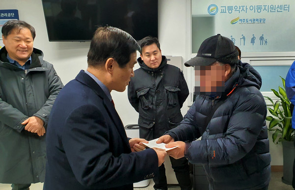여주중앙감리교회 성도들이 올해에도 변함없이 성탄절을 맞아 따뜻한 이웃사랑을 실천해 여주지역사회의 귀감이 되고 있다. 사진은 추운겨울 노상에서 고생하는 주차관리요원을 유영설 담임목사가 위문하고 있는 모습. (사진제공=여주중앙감리교회)