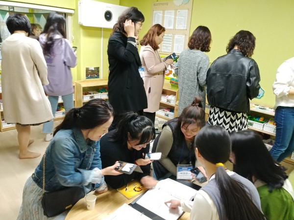 오산시육아종합지원센터(센터장 김혜은)가  어린이집 평가제에 맞춰 이를 준비하는 관내 어린이집 보육교직원을 대상으로 우수 어린이집 견학을 진행하고 있다.(사진제공=오산시청)