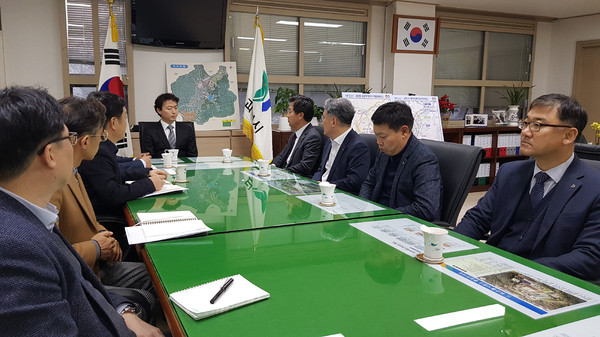 김종천 과천시장은 지난 26일 시장실에서 백정완 대우건설 주택사업본부장을 만나 과천지식정보타운 S6블록의 조속 분양을 요청했다. (사진제공=과천시청)