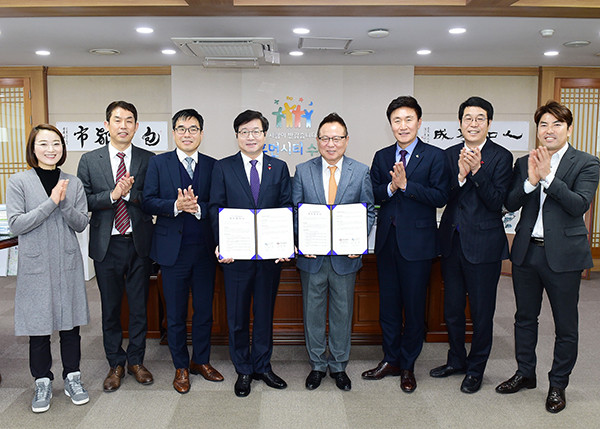 염태영 수원시장(왼쪽 4번째)과 권희석 하나투어 수석부회장이 수원시 관광 활성화를 위한 업무협약서를 들고 관계자들과 기념촬영을 하고 있다. (사진제공=수원시청)