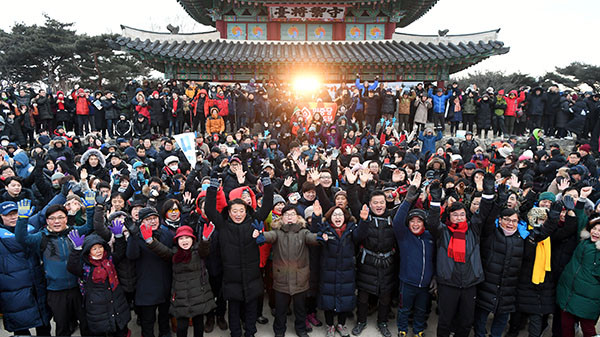 2019년을 마무리하고 2020년 경자년 새해를 맞는 경기도 해넘이와 해맞이 행사가 유네스코 세계문화유산인 남한산성 일원에서 개최된다. 사진은 지난해 해맞이 행사 모습. (사진=중앙신문 DB)