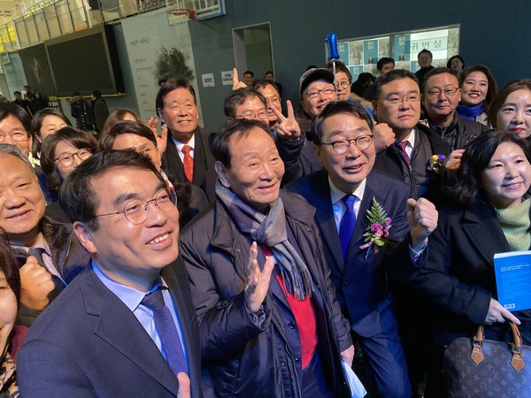 내년 4.15치러지는 21대 총선에 출마하는 윤영찬 전 청와대 국민소통수석비서관은 28일 오후 3시 성남종합운동장 스포츠센터에서 자신의 숨은 이야기를 담은 자서전 에세이 ‘듣다, 잇다’북콘서트를 성황리에 개최했다. (사진=장은기기자)