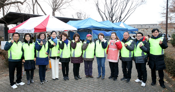 수원시의회 의원봉사단이 29일 오전 수원시 장안구 영화동 장안공원에서  조명자 의장과 이재선 의회운영위원장, 이종근 기획경제위원장, 최영옥 문화복지위원장, 김미경 교통건설체육위원장을 비롯한 시의원 13명과 ‘사랑을 만드는 사람들 봉사회(이하 사만사)’가 함께한 무료급식 봉사활동에 동참했다. (사진제공=수원시의회)