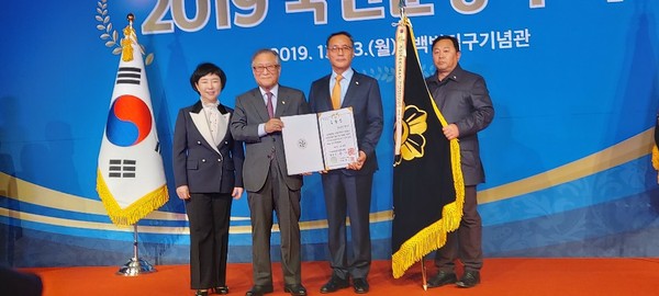 백범김구기념관 컨벤션홀에서 개최된 ‘2019년 국민훈장 수여식’에서 민주평화통일자문회의 포천시협의회가 대통령 단체표창을 받는 등 개인 표창을 수상했다. (사진제공=포천시청)