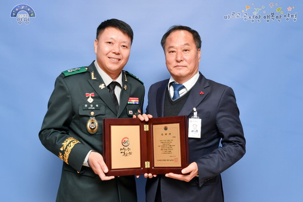 양평군은 대한민국 육군이 주관하는 ‘2019년 예비군육성지원 우수지자체’로 선정돼 지상작전사령관 감사패를 받았다고 지난 27일 밝혔다. (사진제공=양평군청)