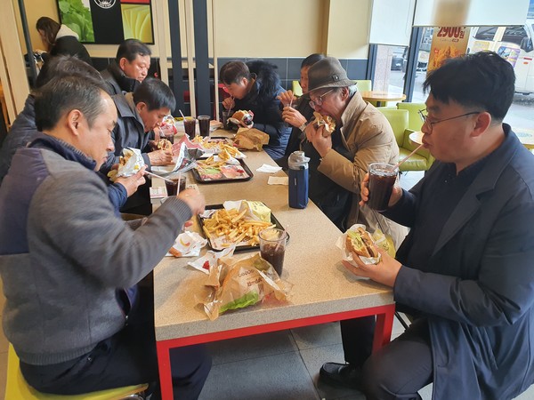 파주시시설관리공단은 지난 27일 4급 이상 직원들과 연말을 맞아 마시고 취하는 송년회 대신, 술을 마시지 못하는 직원들과 함께 즐길 수 있는 무(無)알콜 송년회를 실시했다. (사진제공=파주시시설관리공단)