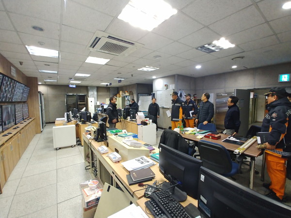 화성소방서는  연말・연시 대형재난 예방을 위해 화성시의 중점관리대상중 메타폴리스를 방문하여 현장 점검 및 안전컨설팅을 실시하고 있다.(사진제공=화성소방서)