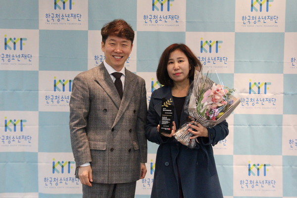 화성시의회 김경희 의원이 한국프레스센터에서 (사)한국청소년재단이 주최하는 ‘2019 청소년희망대상’ 수상을 기념하고 있다.(사진제공=화성시의회)