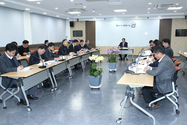 고양시는 민선7기 최우선 정책과제인 106만 시민의 일자리 창출을 위한 일자리 추진전략 회의(제21차)를 지난 30일 고양시청 평화누리실에서 개최했다. (사진제공=고양시청)