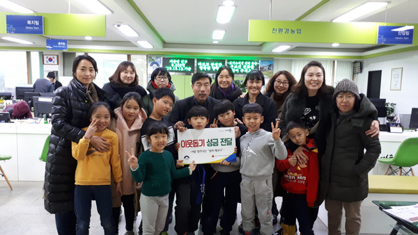 극단 ‘엄마, 배우다’는 연말을 맞아 가족극 ‘크리스마스 캐럴’을 무료로 공연하고, 공연 중 관람객에게 모금한 이웃돕기 성금 28만 3000원을 연말 어려운 이웃들을 위해 써 달라며 보내왔다. (사진제공=양평군청)