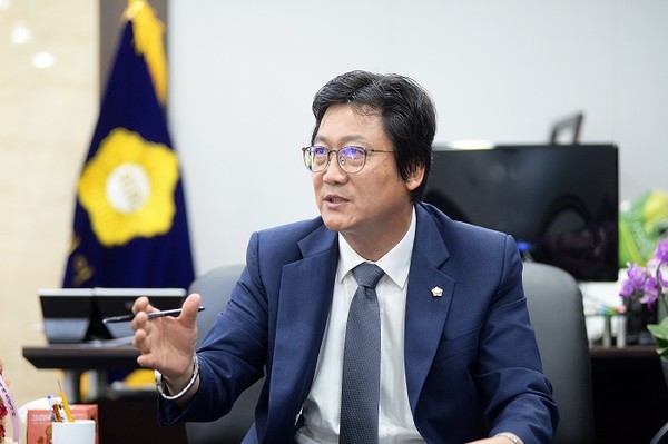 손배찬 파주시의회 의장은 2020년 신년사를 통해  ‘경험을 현명하게 사용한다면, 어떤 일도 시간 낭비는 아니다’는 명언처럼 과거의 내 모습을 통해 보다 나은 파주시의회를 만들가겠다고 전했다. (사진제공=파주시의회)