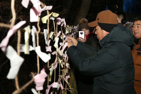 1일 석성산에서 시민들과 함께 해돋이를 보고 소원지 써서 걸고 있는 백군기 용인시장.