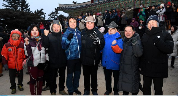 1일 새해를 맞아 남한산성 수어장대에서 개최된 해맞이 한마당 행사에서 김상호 하남시장(좌측 4번째부터), 소병훈 국회의원, 신동헌 광주시장, 박현철 광주시의회 의장이 기념 촬영을 하고 있다.