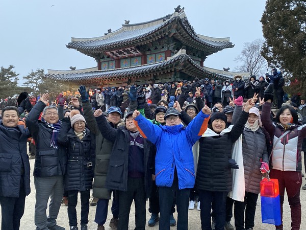 1일 새해를 맞아 남한산성 수어장대에서 개최된 해맞이 한마당 행사에서 신동헌 시장이 만세를 외치고 있다.