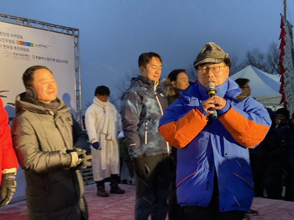 1일 새해를 맞아 남한산성 수어장대에서 개최된 해맞이 한마당 행사에서 신동헌 광주시장이 덕담을 하고 있다.