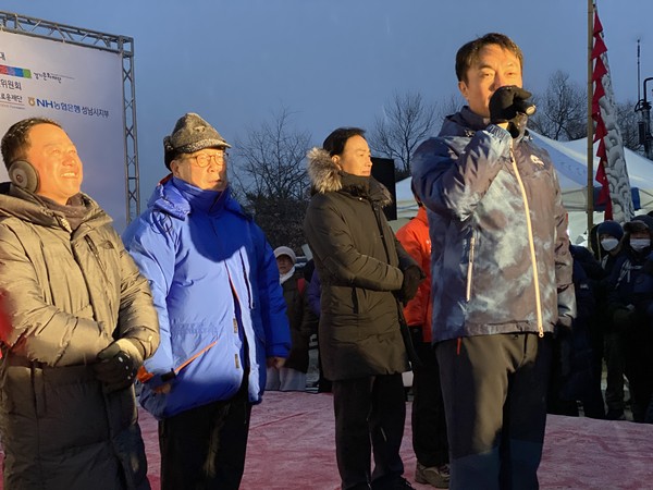 1일 새해를 맞아 남한산성 수어장대에서 개최된 해맞이 한마당 행사에서 김상호 하남시장이 덕담을 하고 있다.