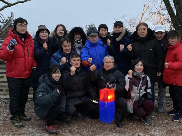 1일 새해를 맞아 남한산성 수어장대에서 개최된 해맞이 한마당 행사에서 방세환 광주시의회 부의장 김상호 하남시장과 신동헌 광주시장이 시민들과 기념촬영을 하고 있다.