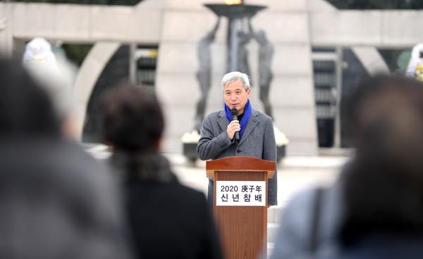 오산시가 수청동에 위치한 현충탑에서 ‘2020년 신년참배’ 거행을 진행하고 있다.(사진제공=오산시청)