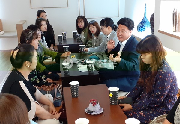 시민우선, 현장중심’을 강조해온 엄태준 이천시장은 평소 시정철학을 반영해 민선7기 1년동안 ‘찾아가는 현답시장실’, ‘이천시장 파라솔 톡!’, ‘이천시장이 갑니다’등 다양한 방식의 소통채널을 통해 현장의 목소리를 들었다. (사진=중앙신문DB)