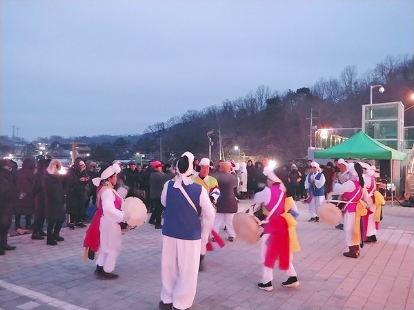 지난 1일 금사면 이포보에서 금사면 주민자치위원회주관으로 경자년 새해를 맞이하기 위한 해맞이 행사가 오전 6:30부터 개최됐다.(사진제공=여주시청)