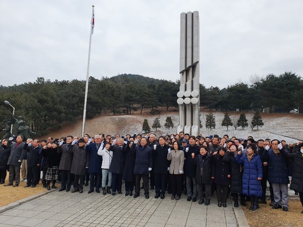 민주당 이철휘 예비후보는 포천·가평 지역 민주당 시·도의원들과 지지자 300여명과 함께 새해 첫 일정으로 지난 1일 오전 11시 포천시 군내면 청송공원내 충혼탑을 찾아 참배에 나섰다. (사진제공=이철휘 예비후보 사무실)