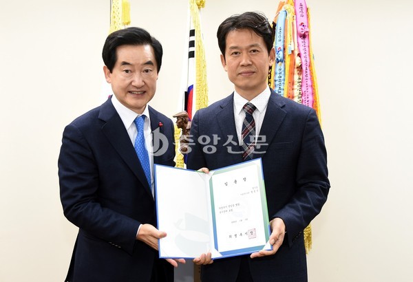 안병용 의정부시장이 황범순 부시장에게 임용장을 전해주고 있다. (사진제공=의정부시청)