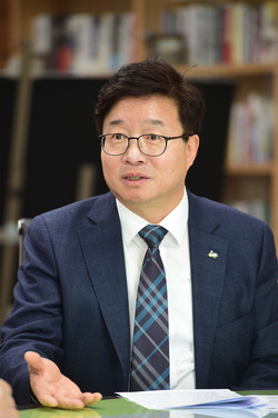 염태영 수원시장은 신년사에서 “모든 지방자치단체는 입법·재정·행정·조직 ‘4대 자치권’을 확보해 ‘지방정부’로 거듭나야 한다”고 강조했다. (사진제공=수원시청)