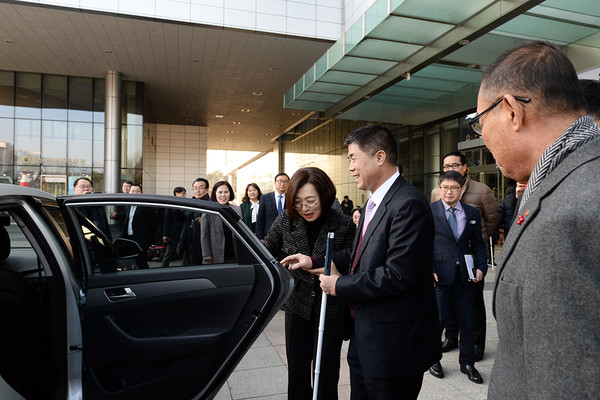 성남시, 장애인 택시바우처 본격 시행 출발식 때 흰지팡이 사용하는 시각 장애 시민과 시승. (사진제공=성남시청)