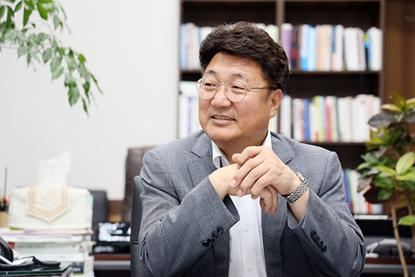 엄태준 이천시장은 신년인터뷰를 통해 ‘저것을 버리고 이것을 취하다’는 의미의 거피취차(去彼取此)를 2020년 새해 화두로 정하고 “현재 이천시민의 행복한 삶을 바탕으로 지속 가능한 발전을 이끌어 나가겠다”고 밝혔다. (사진제공=이천시청)