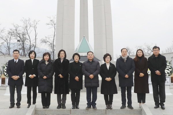 광주시의회는 2020년 경자년(庚子年) 새해를 맞아 순국선열과 호국영령의 숭고한 희생정신을 기리기 위해 경안근린공원 현충탑 참배를 시작으로 새해 공식 일정을 시작했다. (사진제공=광주시의회)