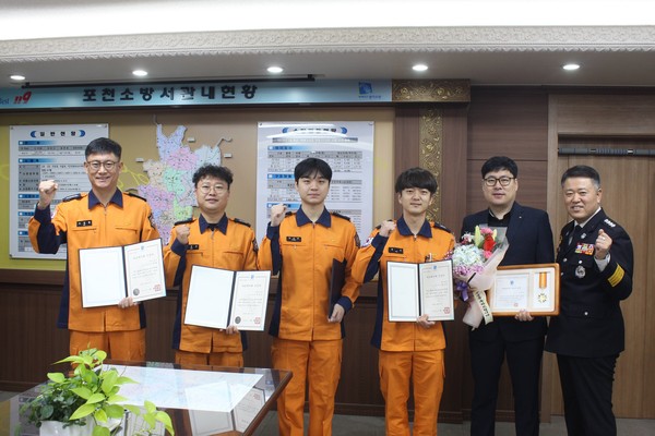 포천소방서는 7일 구급대원 5명과 일반시민에 대한 ‘하트세이버’ 인증서를 수여됐다. (사진제공=포천소방서)