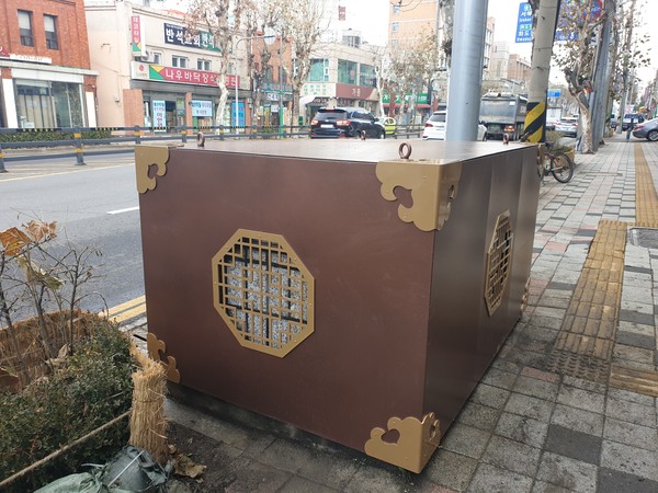 동구는 배다리 전통공예상가 지상부에 위치한 환풍구에 디자인 개선사업을 완료했다. (사진제공=동구청)
