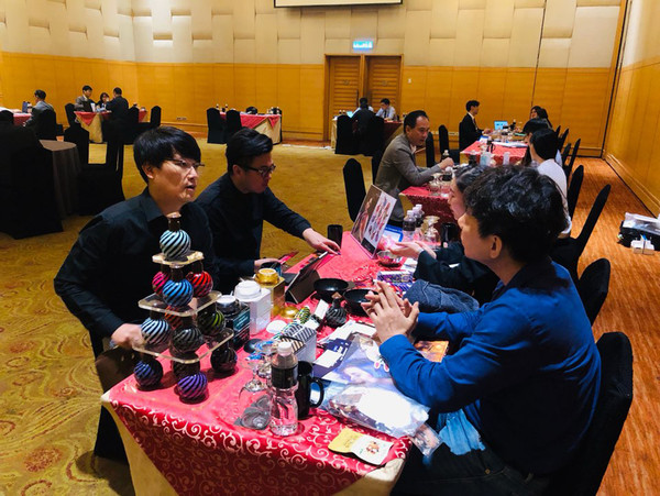 지난해 성남시 해외시장 개척단이 말레이시아에서 바이어들과 수출 상담 중이다. (사진제공=성남시청)