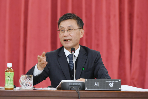 정하영 김포시장이 7일 시청에서 열린 ‘2020 언론인 신년 브리핑’에서 올해 시정계획을 설명하고 있다. (사진제공=김포시청)