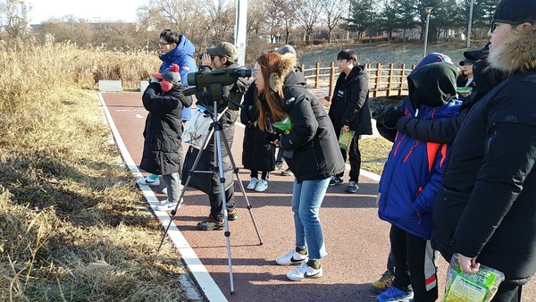 오산시가 오산천에서 ‘2020년 오산천 철새탐조 행사’를 진행하고 있다.(사진제공=오산시청)