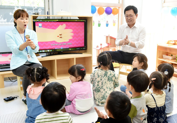박남춘 인천시장이 남동구 남동보듬이나눔이 어린이집 방문한 모습. (사진제공=인천시청)