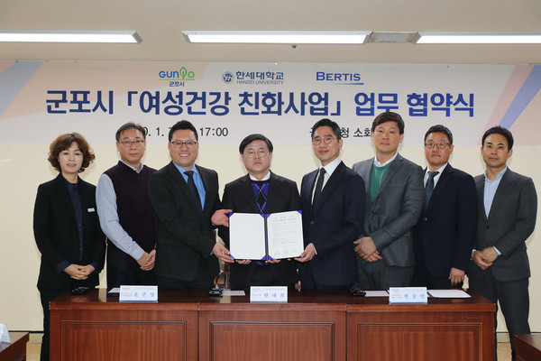 군포시는 지난 7일 시 청사에서 한세대 산학협력단, ㈜베르티스와 우리나라 여성암 발병률 1위인 유방암 조기발견을 위한 무료검사지원 업무협약을 체결했다. (사진제공=군포시청)
