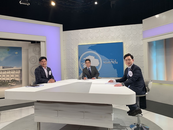 김경호 도의원과 김철환 도의원은 지난 7일 OBS 민생돋보기에 출연해 정부의 개발도상국 지위포기는 결국 쌀을 비롯한 수입농산물의 관세 포기와 정부의 농업보조금이 줄어드는 것으로 이에 대한 대비책이 필요하다고 지적했다. (사진제공=경기도의회)