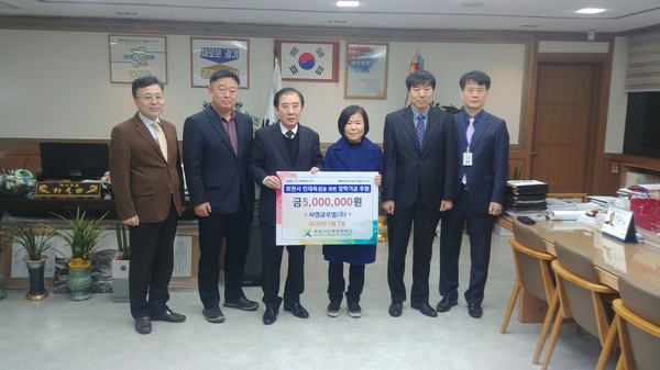 씨엠글로벌 이애경 회장이 포천시인재장학재단에 500만 원의 장학기금을 기탁했다. (사진제공=포천시청)