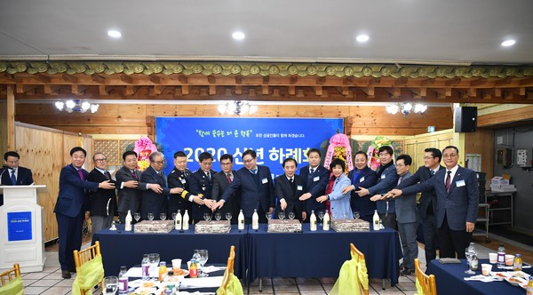 포천상공회의소는 지난 7일 저녁 군내면 소재 가연웨딩홀에서 ‘2020년 신년하례회’를 개최했다. (사진제공=포천시청)