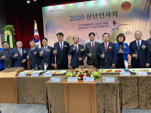 8일 시청 대회의실에서 광주하남상공회의소 주관 ‘2020년 하남시 신년인사회’에서 백남홍 광주하남상공회의소 명예회장이 건배사를 하고있다. (사진=장은기 기자)