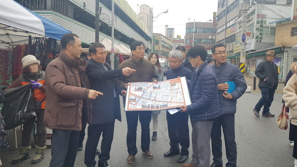 명재성 고양시 일산서구청장은 취임 후 첫 행보로 일산전통시장을 방문해 현장중심의 민생탐방을 시작 했다. (사진제공=고양시청)
