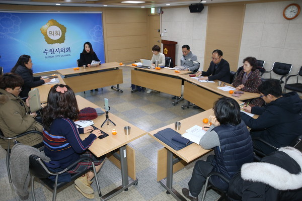 수원시의회 이병숙 의원은 지난 8일 수원시의회 세미나실에서 2019년도의 마을만들기 공모사업 평가 및 앞으로 나아갈 방향에 대해 의견을 교환하는 시간을 가졌다. (사진제공=수원시의회)