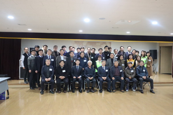 화성시 화산동이 '제1회 후원인의 밤' 진행을 기념하고 있다.(사진제공=화성시청)