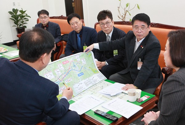 가평군 통합 범군민 비상대책위(이하 범대위)가 제2경춘국도 국토부 노선(안) 반대 건의문을 채택하고 오는 17일 가평군 노선(안) 관철을 위한 총 궐기대회에 앞서 국회를 방문했다. (사진제공=가평군청)
